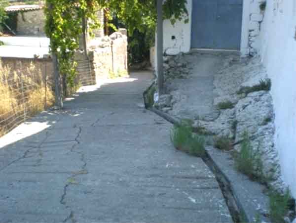 αποχετευτικο χαντάκι στα δεξια